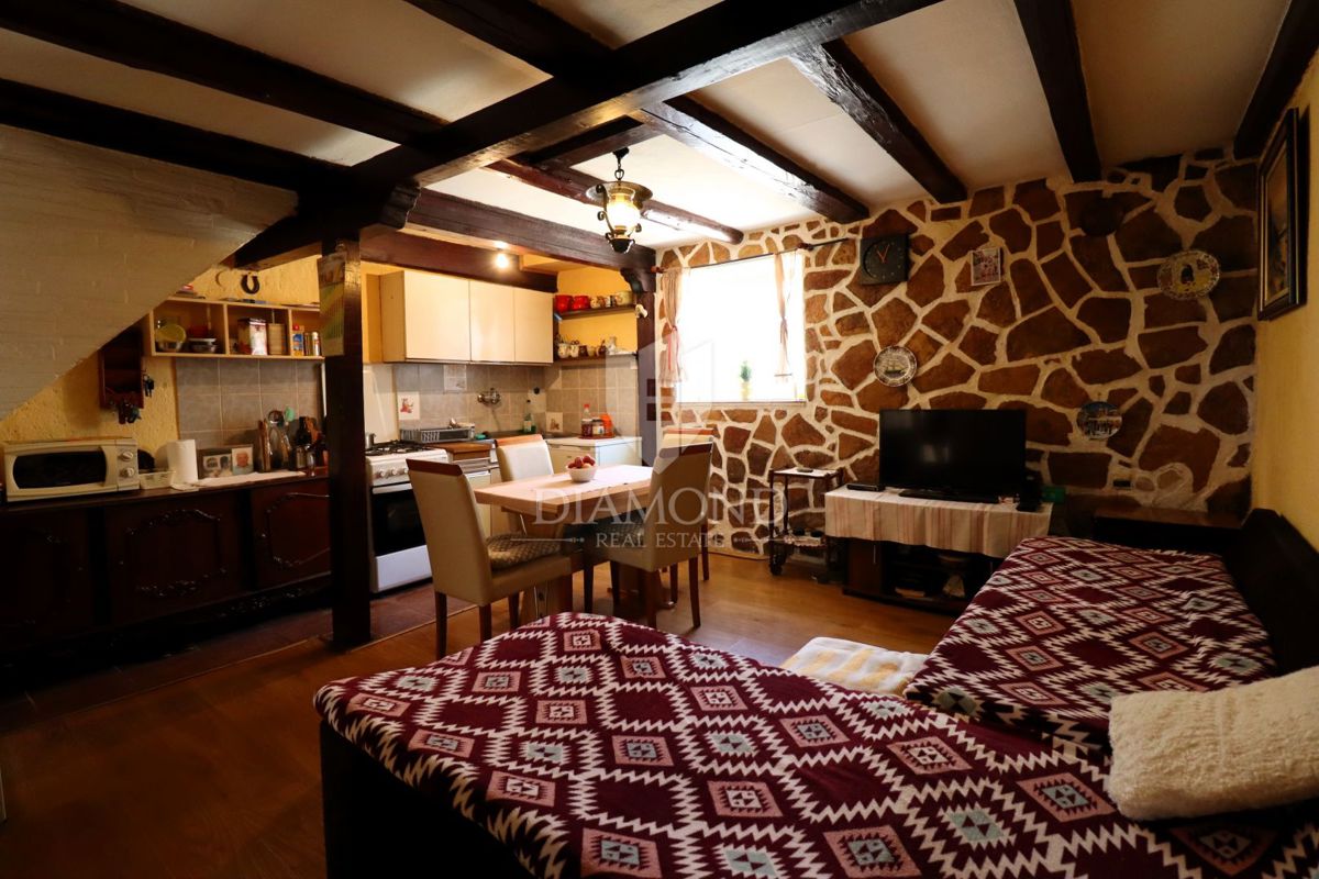 Parenzo, dintorni, casa in pietra d'Istria 