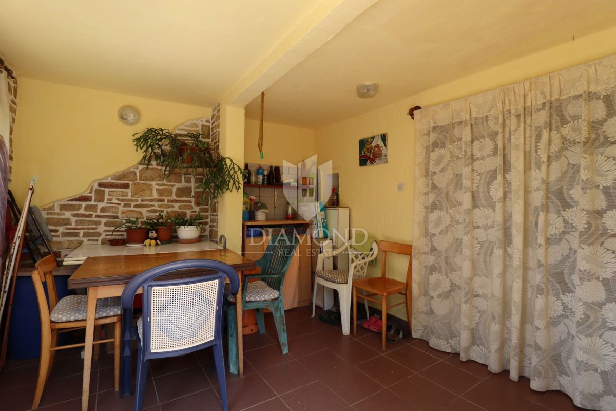 Parenzo, dintorni, casa in pietra d'Istria 