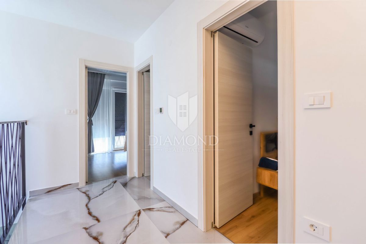 Pola - casa moderna con piscina