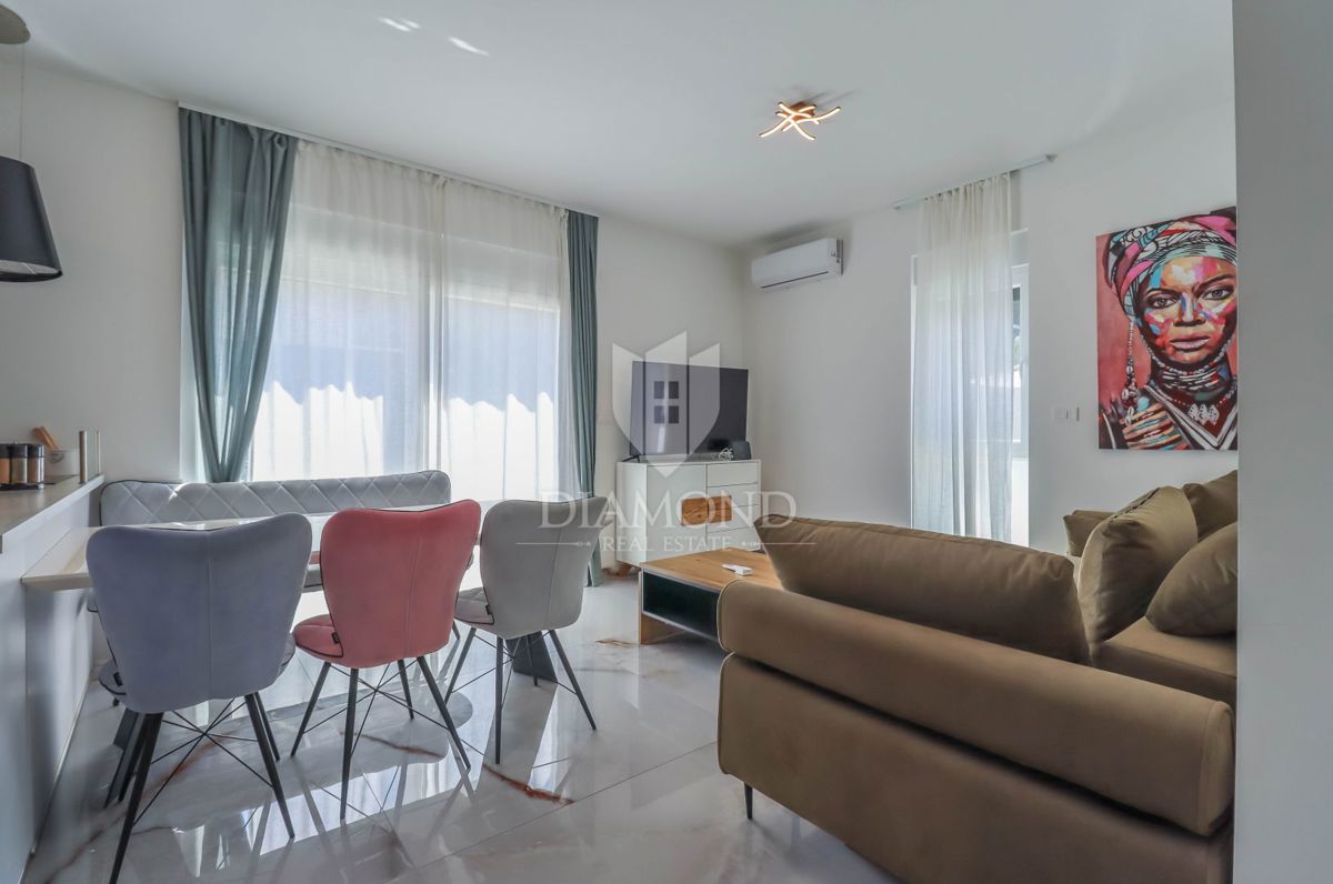 Pola - casa moderna con piscina