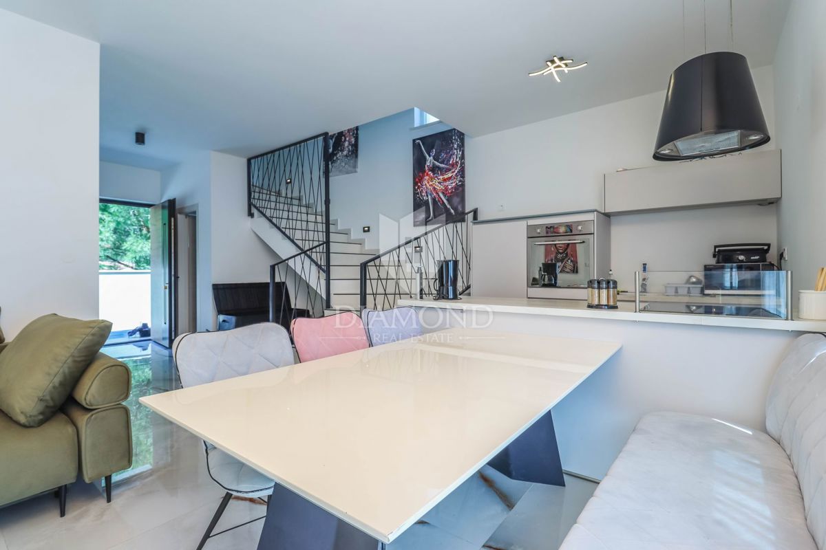 Pola - casa moderna con piscina