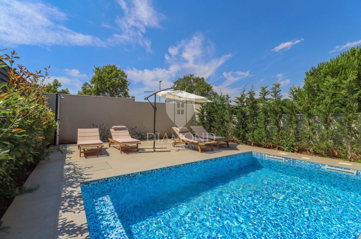 Pola - casa moderna con piscina