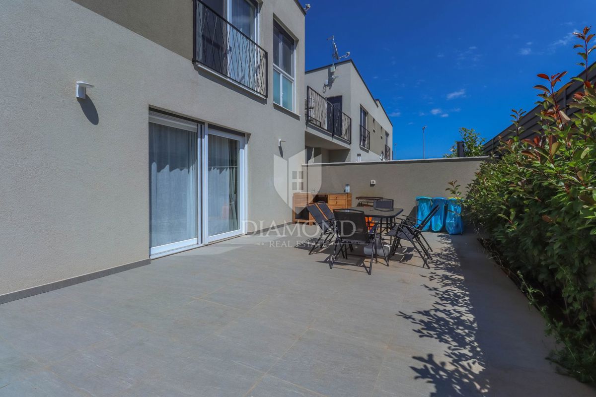 Pola - casa moderna con piscina