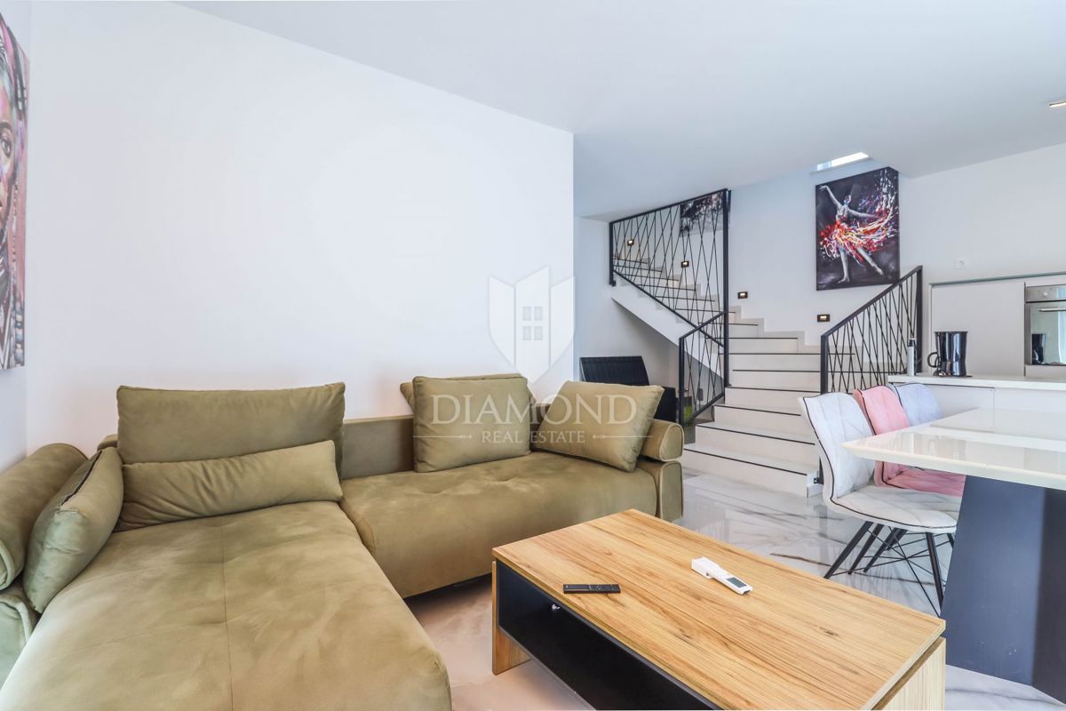 Pola - casa moderna con piscina