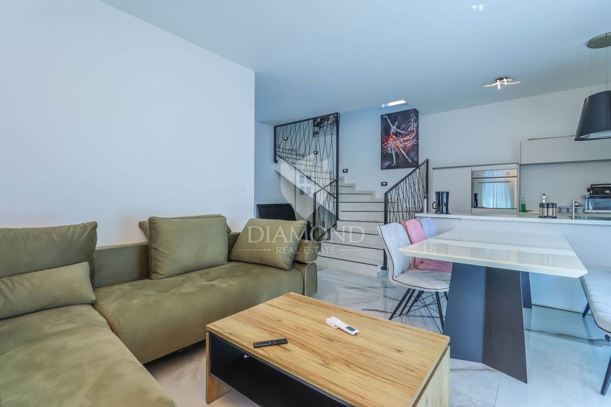 Pola - casa moderna con piscina