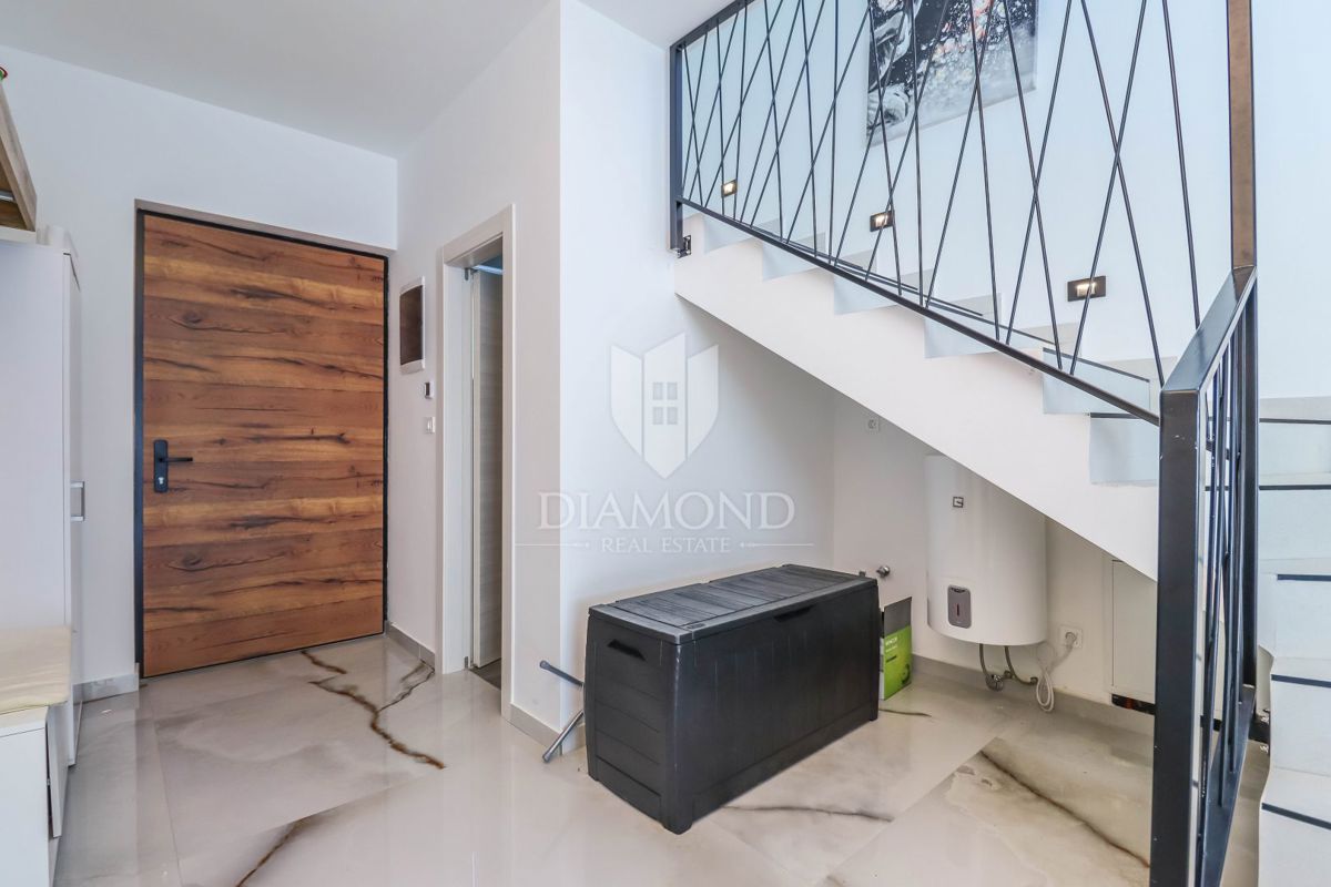 Pola - casa moderna con piscina