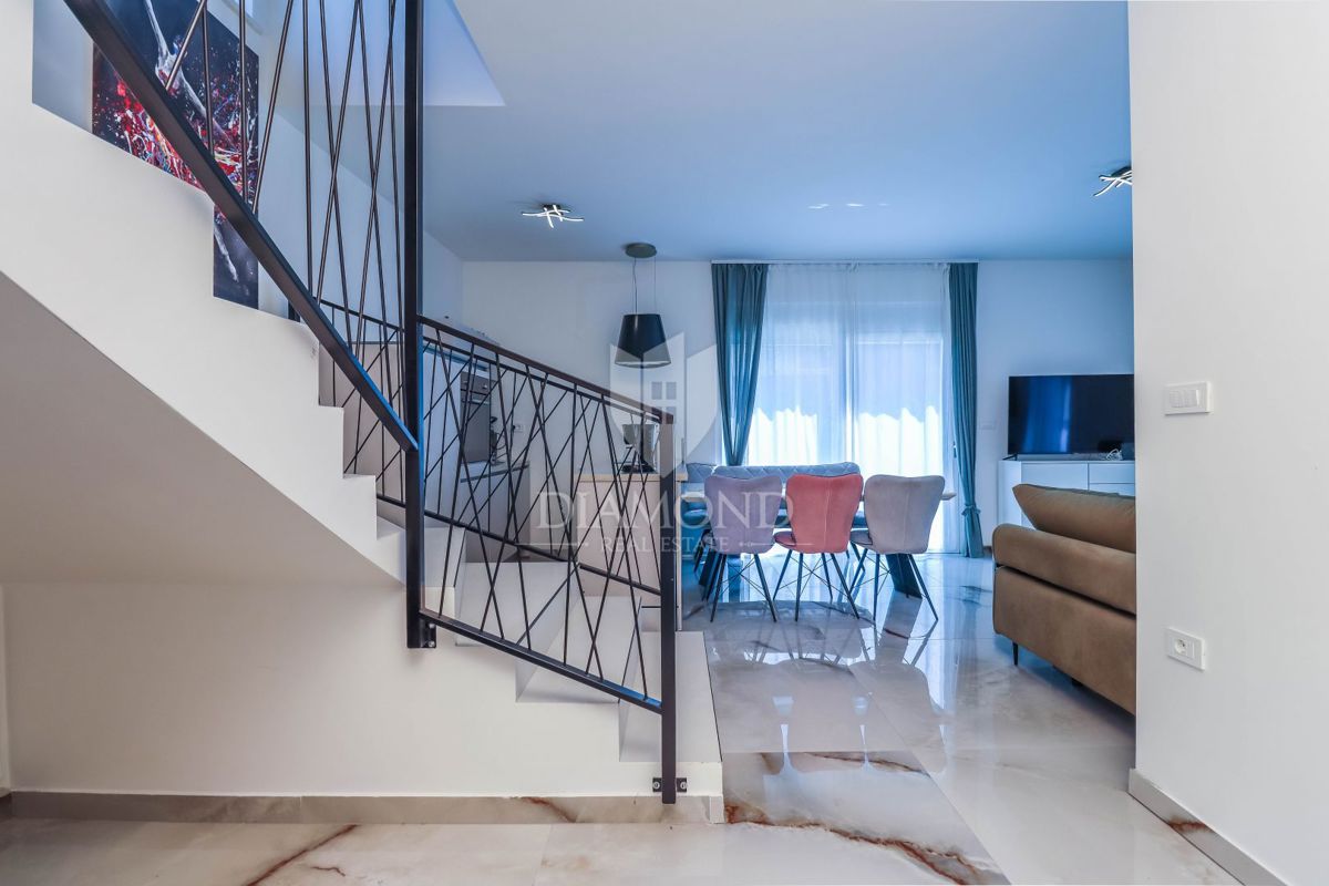 Pola - casa moderna con piscina