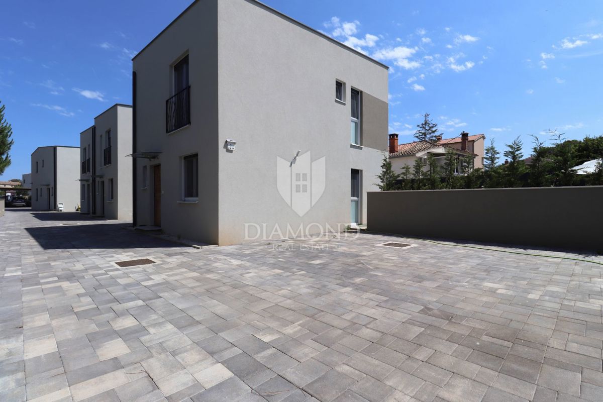 Pola - casa moderna con piscina