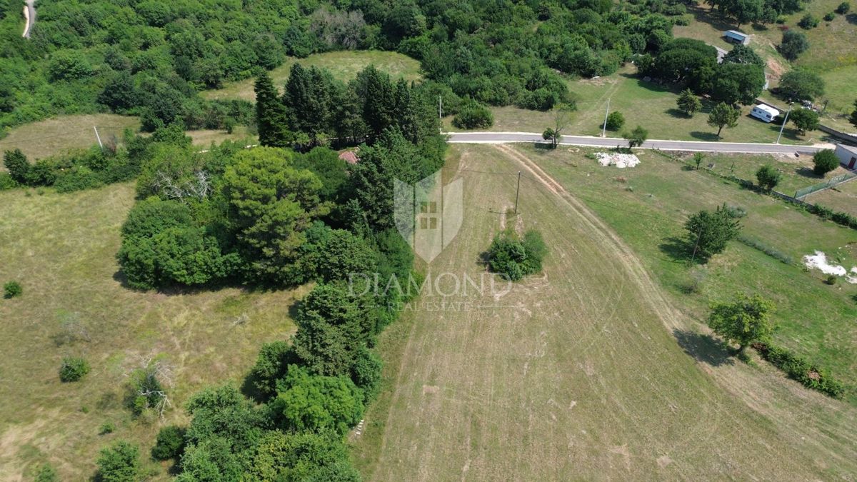 Barban, ampio terreno complesso vicino al mare 