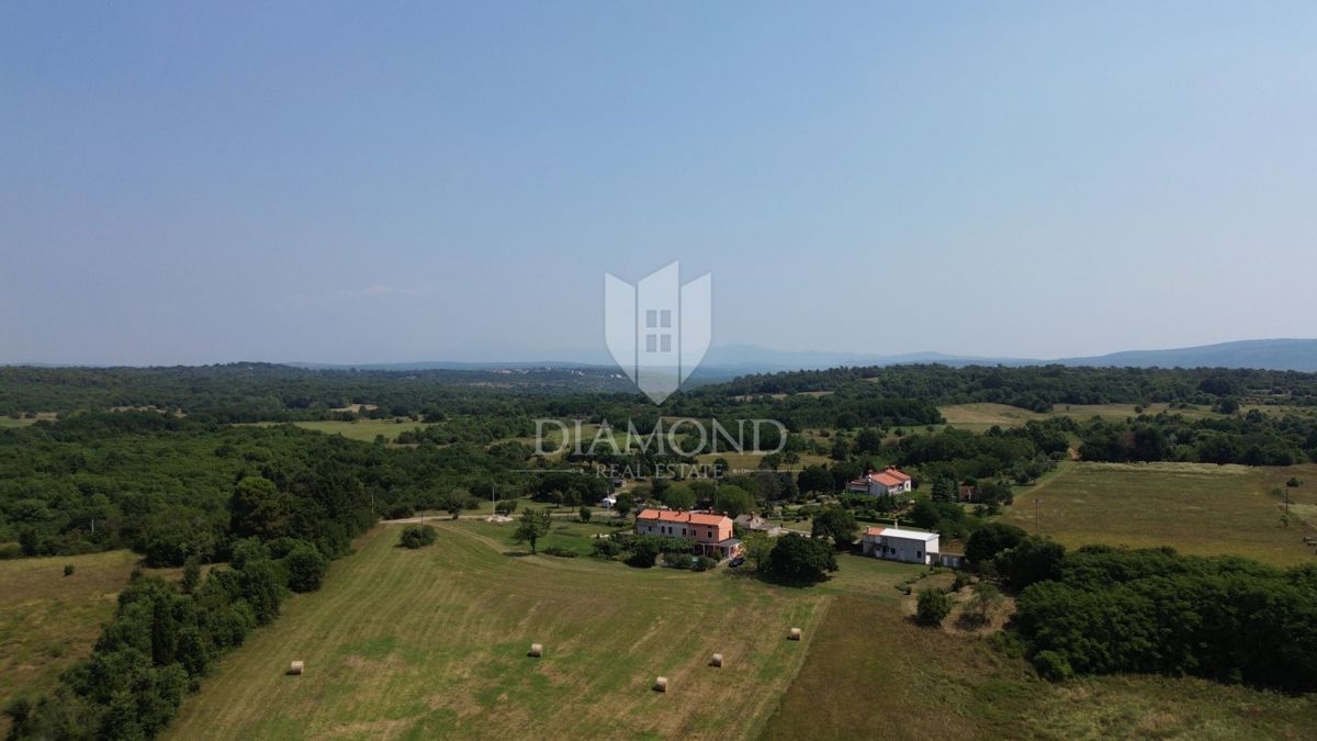 Barban, ampio terreno complesso vicino al mare 