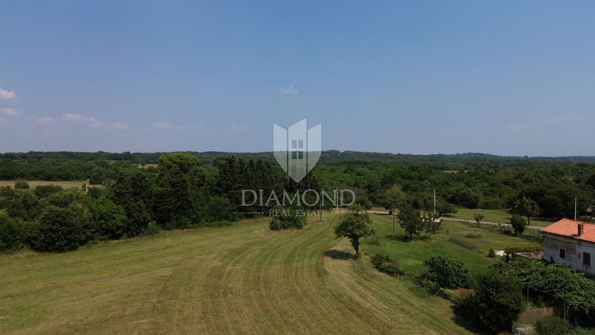 Barban, ampio terreno complesso vicino al mare 