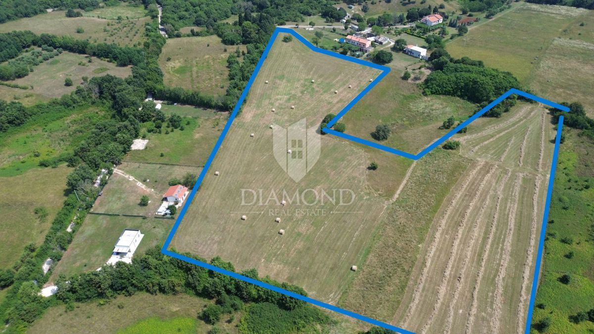 Barban, ampio terreno complesso vicino al mare 