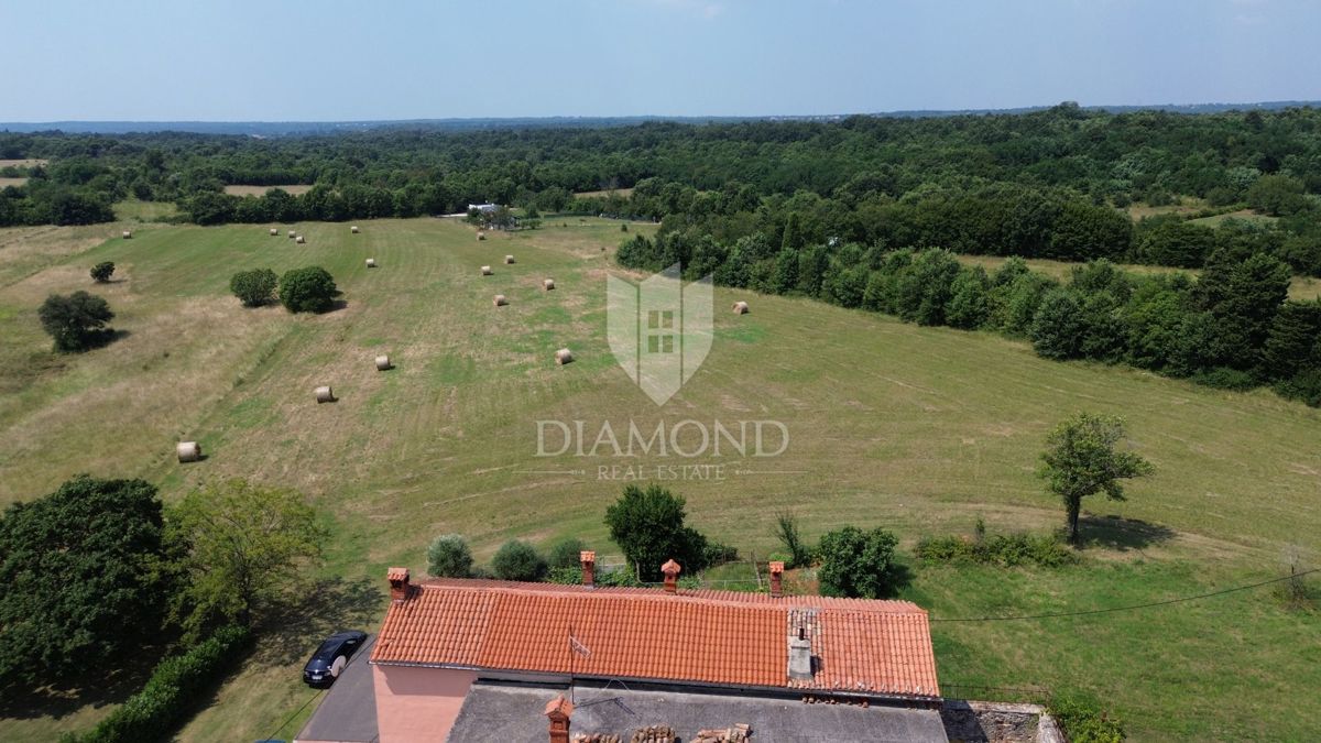 Barban, ampio terreno complesso vicino al mare 