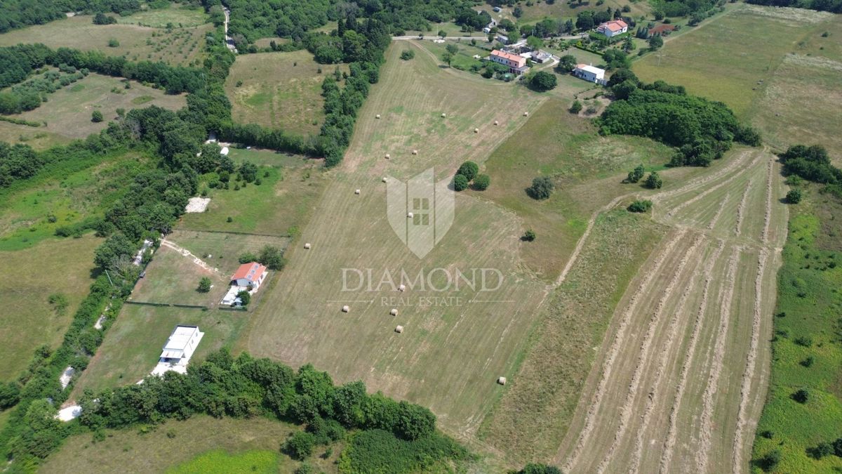 Barban, ampio terreno complesso vicino al mare 