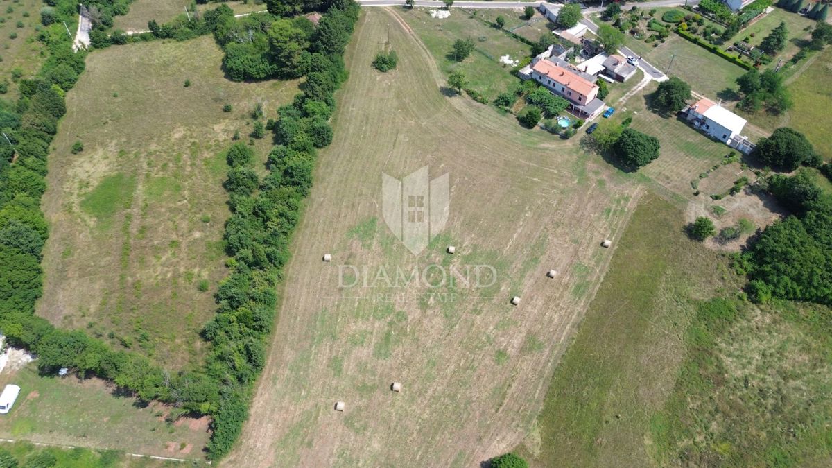 Barban, ampio terreno complesso vicino al mare 