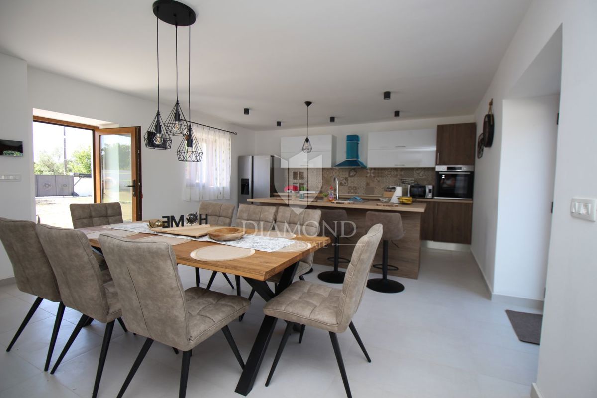 Svetvinčenat, villa autoctona con piscina 