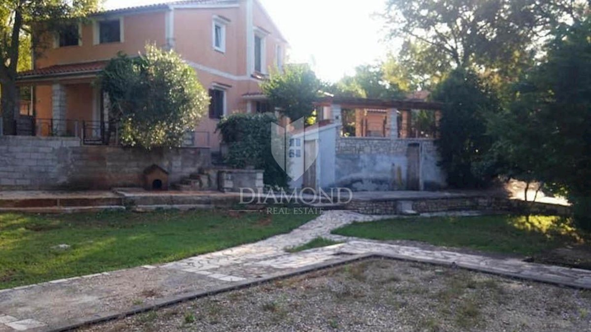 Zona Parenzo, casa con ampio terreno in un posto tranquillo