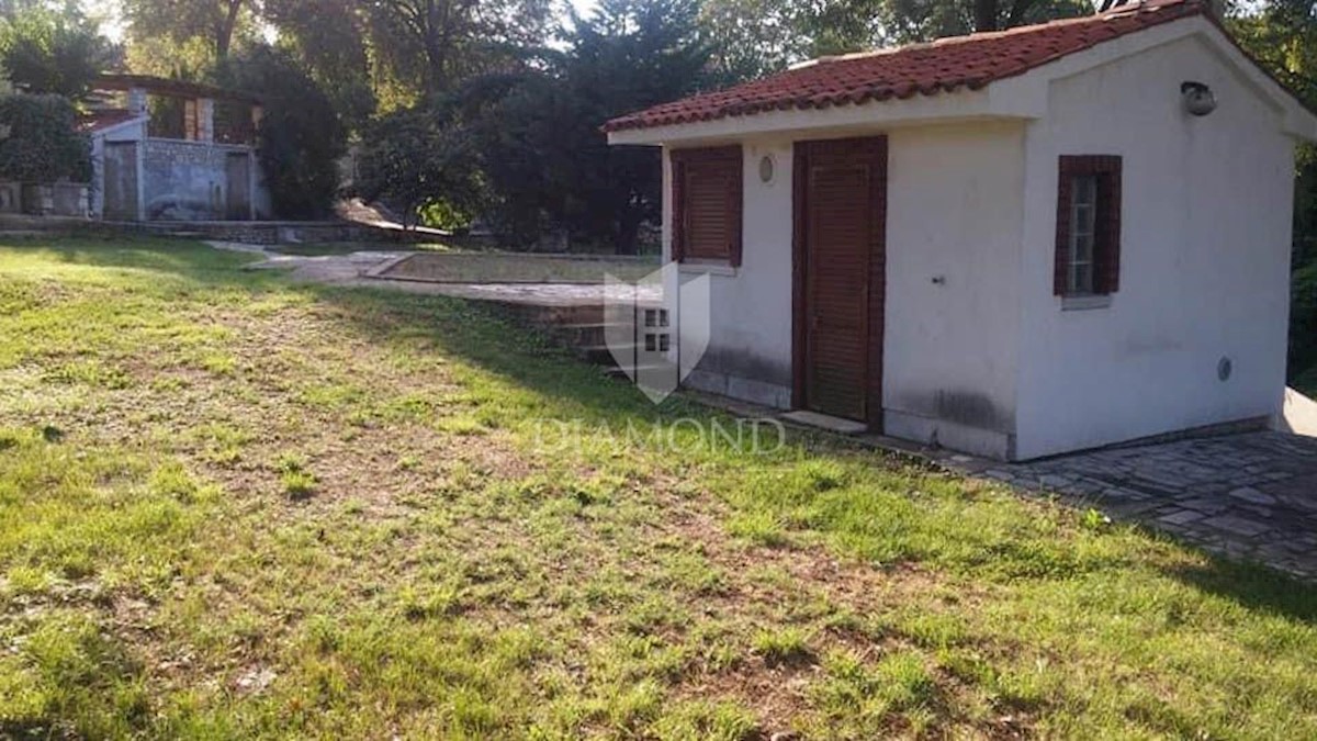 Zona Parenzo, casa con ampio terreno in un posto tranquillo