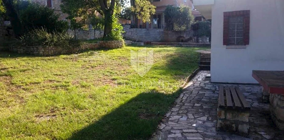 Zona Parenzo, casa con ampio terreno in un posto tranquillo