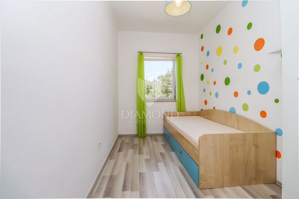 Pola, Veli Vrh, appartamento ammobiliato in una posizione tranquilla