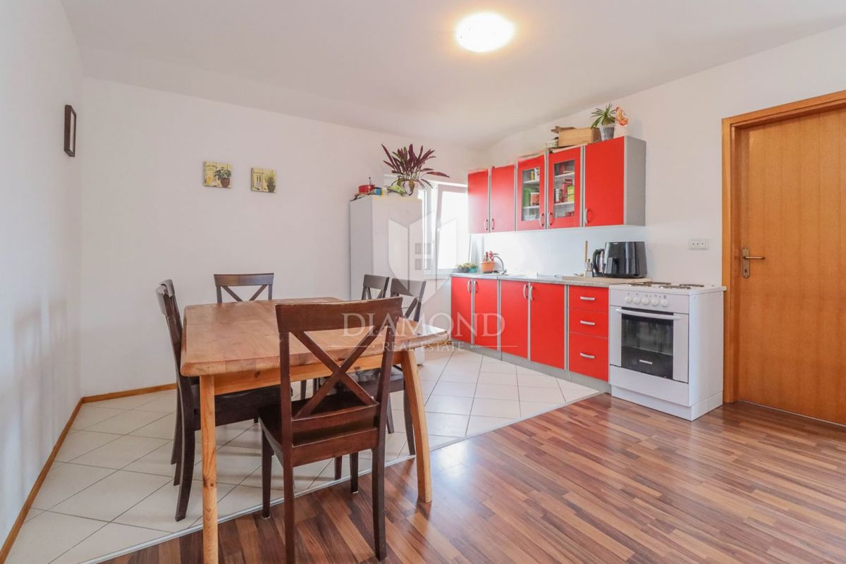 Umago, dintorni! Eccellente appartamento vicino alla città!