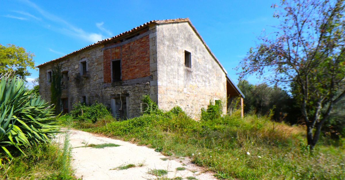 Cerovlje, antica casa in pietra da adattare in una bellissima posizione