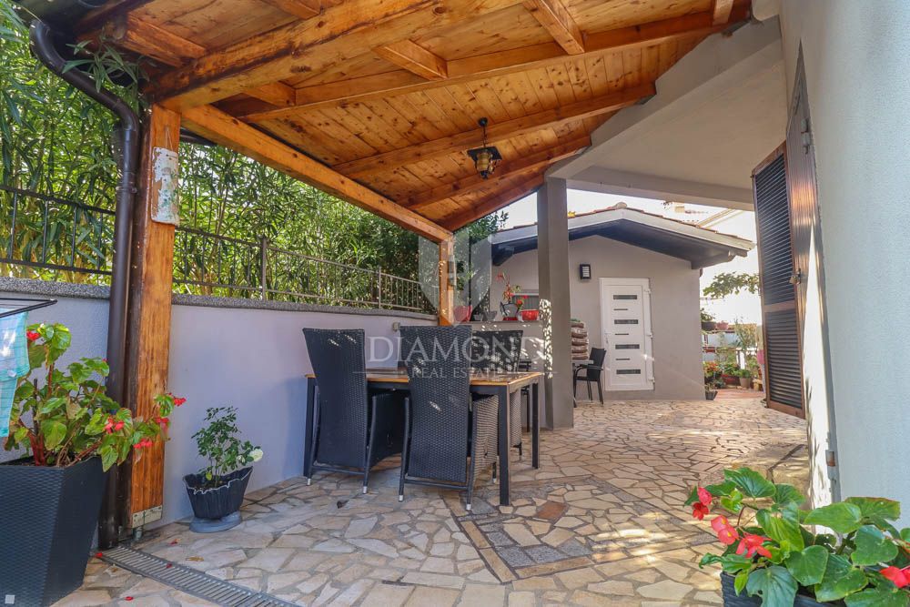 Casa con tre appartamenti a 300 metri dal mare vicino a Medolino! 