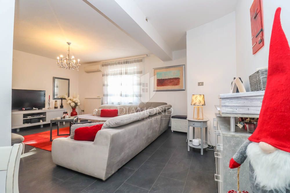 Casa con tre appartamenti a 300 metri dal mare vicino a Medolino! 