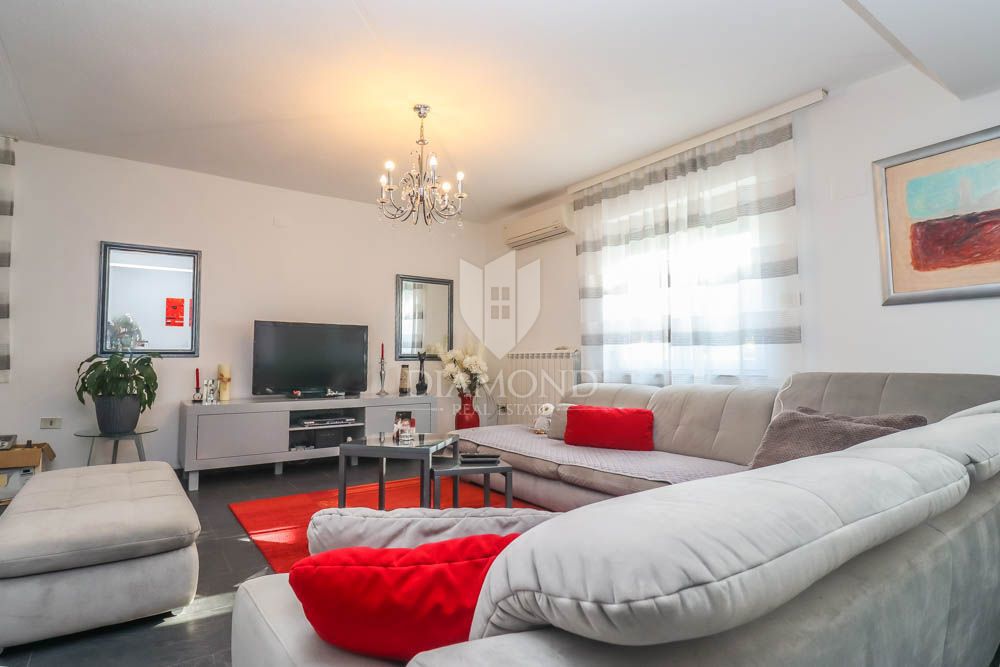 Casa con tre appartamenti a 300 metri dal mare vicino a Medolino! 