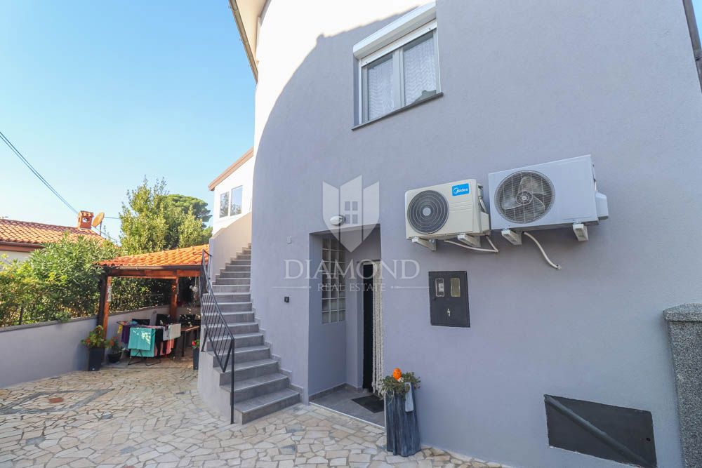 Casa con tre appartamenti a 300 metri dal mare vicino a Medolino! 