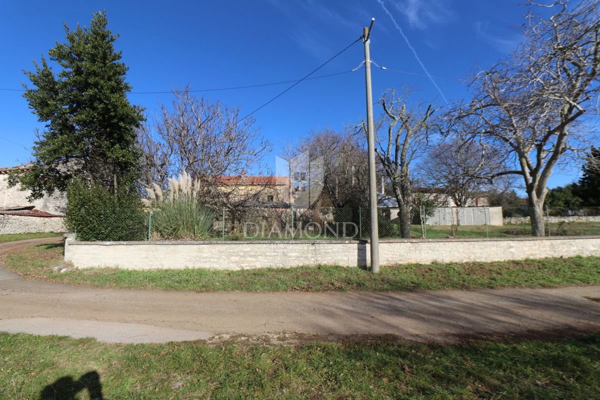 Svetvinčenat, casa in pietra in un ampio terreno 