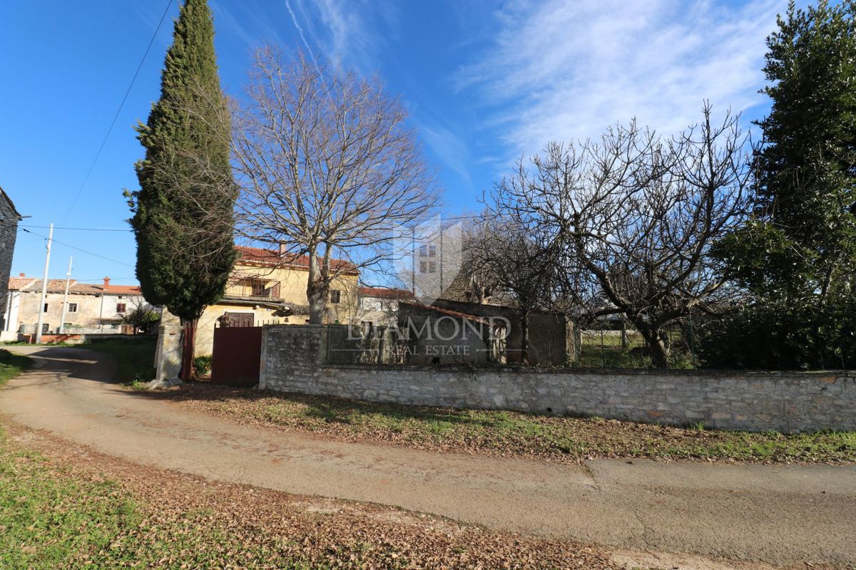 Svetvinčenat, casa in pietra in un ampio terreno 