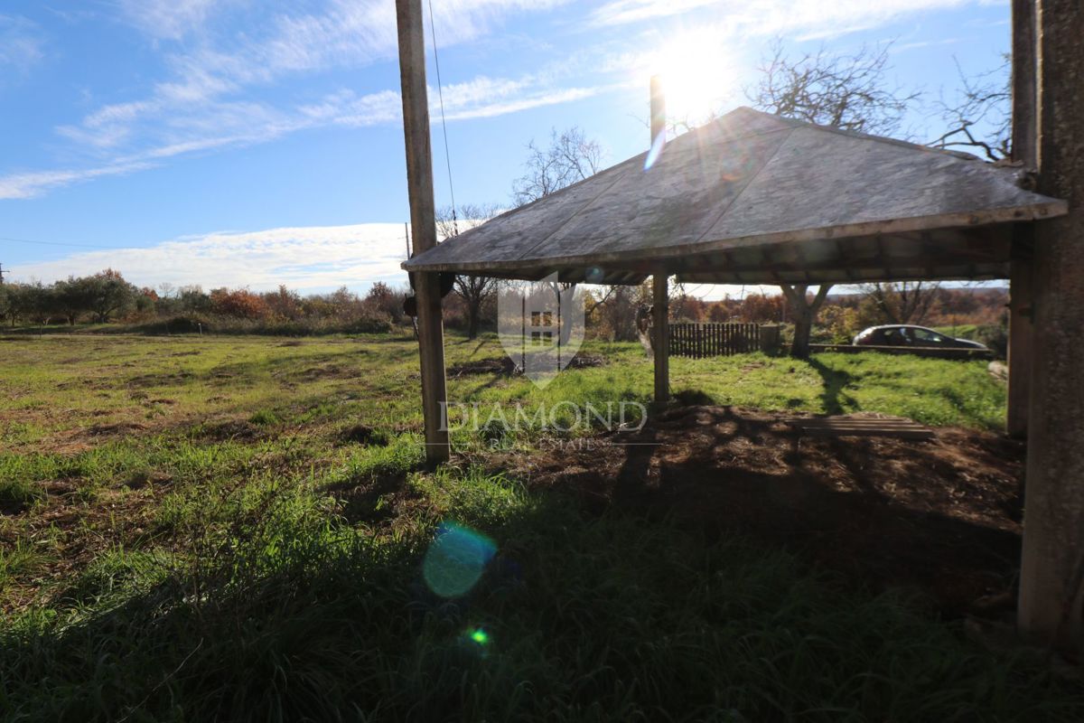 Svetvinčenat, casa in pietra in un ampio terreno 