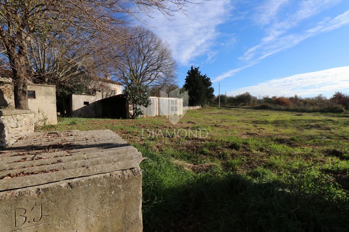 Svetvinčenat, casa in pietra in un ampio terreno 