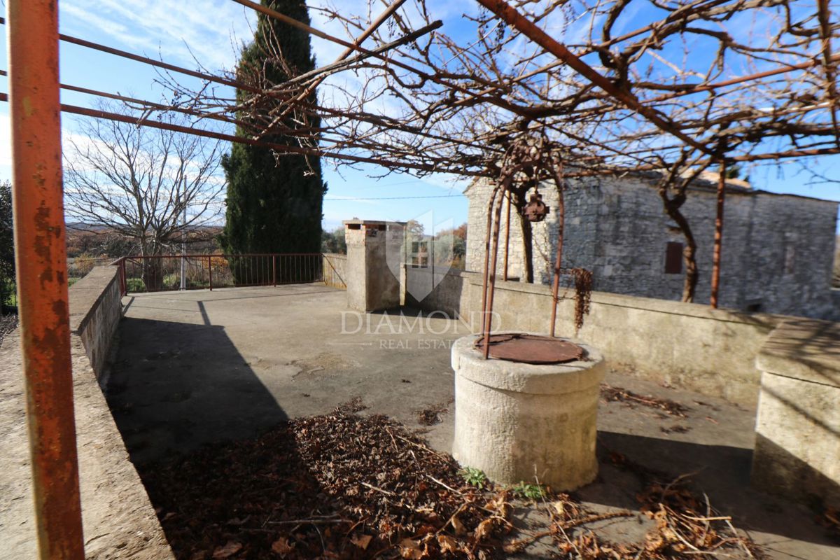 Svetvinčenat, casa in pietra in un ampio terreno 