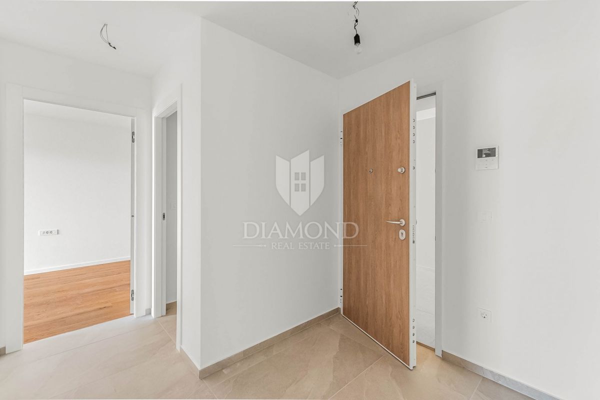 Cittanova, moderno appartamento di 120 m2 al piano terra con vista mare!