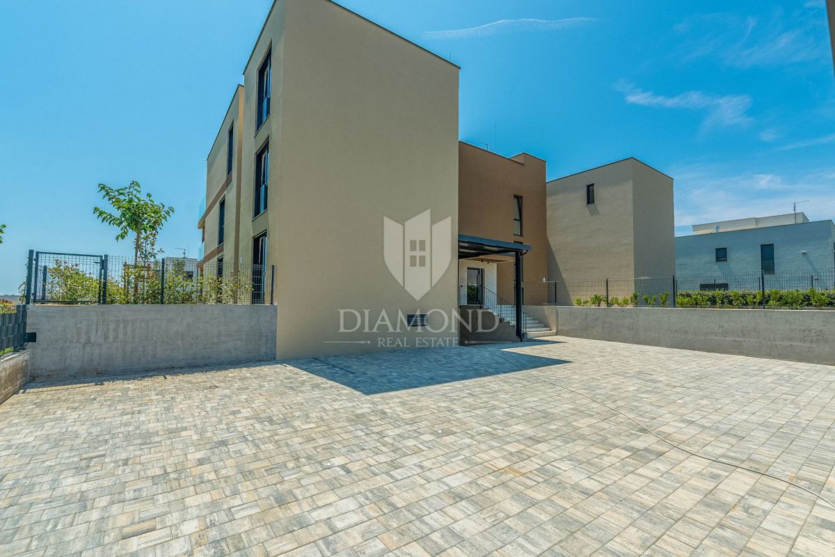 Cittanova, moderno appartamento di 120 m2 al piano terra con vista mare!