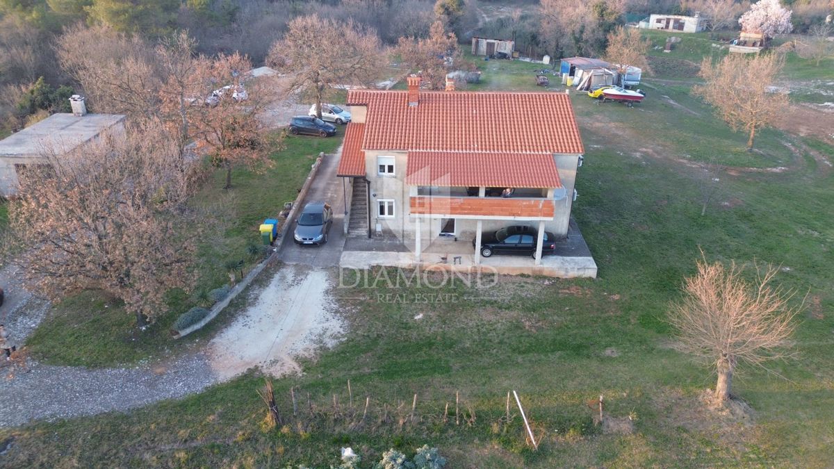 Barban, casa con ampio giardino