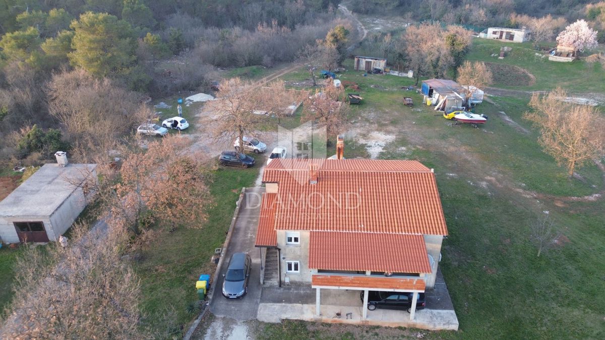 Barban, casa con ampio giardino