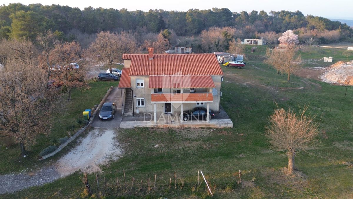 Barban, casa con ampio giardino