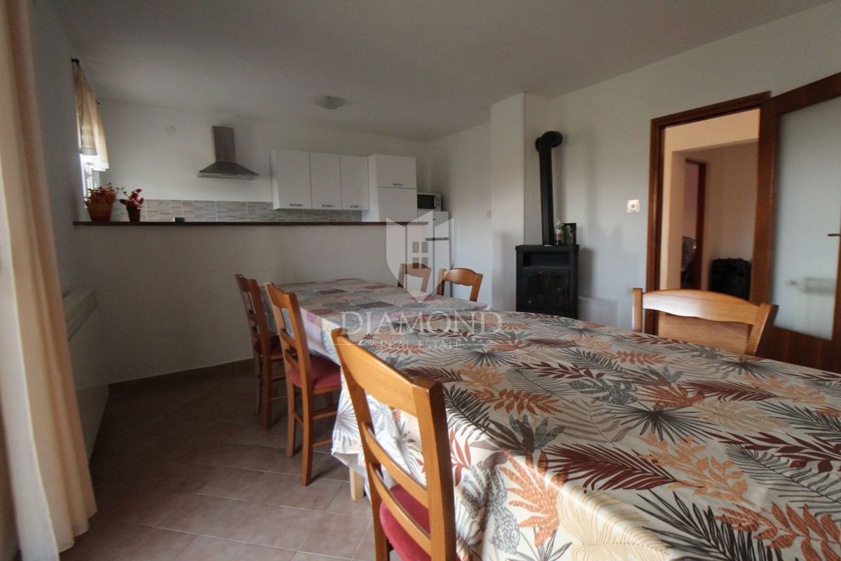 Barban, casa con ampio giardino