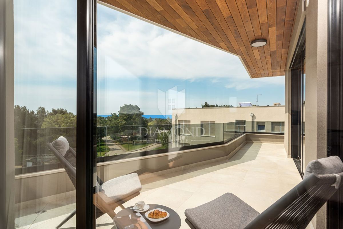 Poreč, Dintorni – Attico Esclusivo con Vista Panoramica