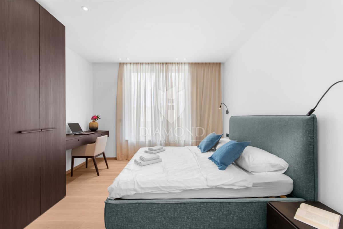 Poreč, Dintorni – Attico Esclusivo con Vista Panoramica