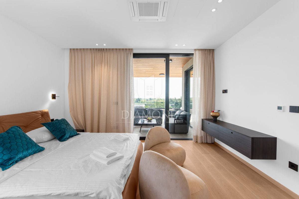 Poreč, Dintorni – Attico Esclusivo con Vista Panoramica