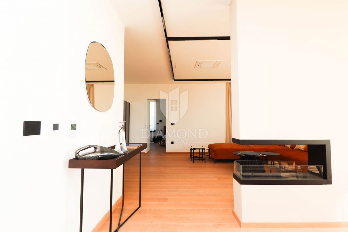 Poreč, Dintorni – Attico Esclusivo con Vista Panoramica