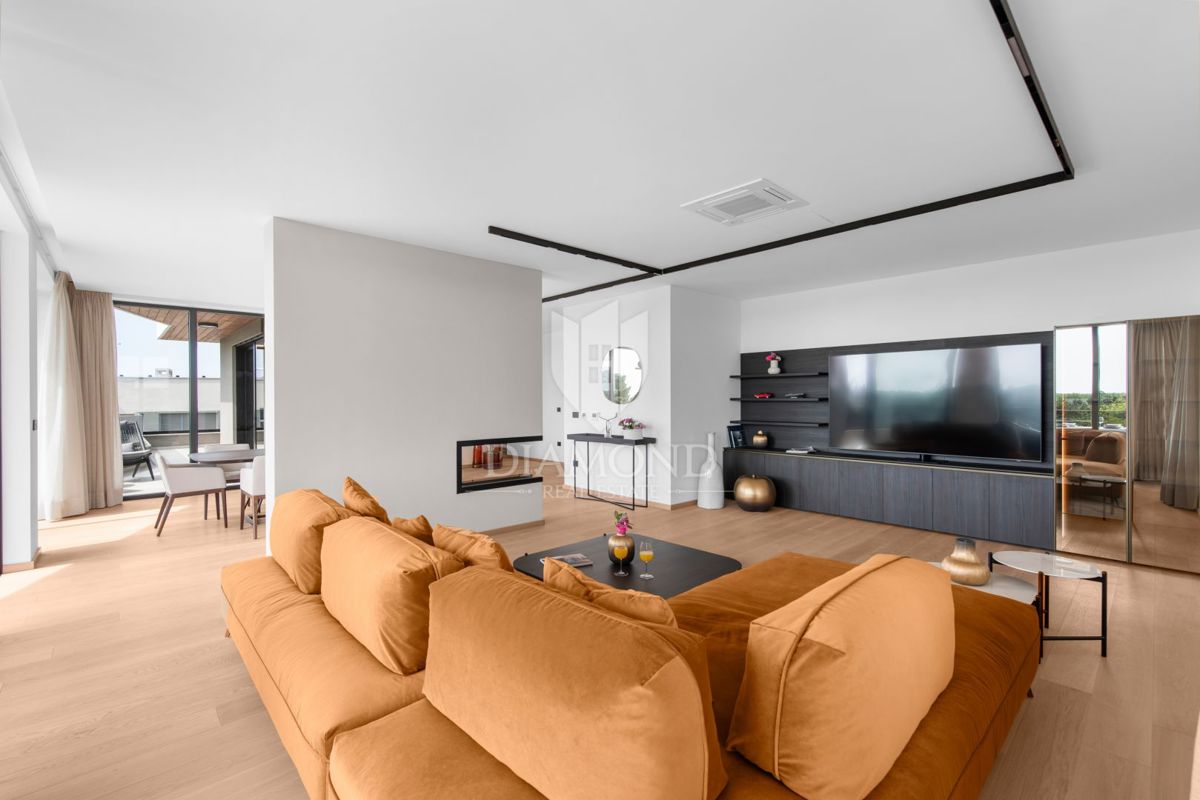 Poreč, Dintorni – Attico Esclusivo con Vista Panoramica