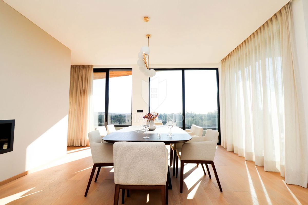 Poreč, Dintorni – Attico Esclusivo con Vista Panoramica