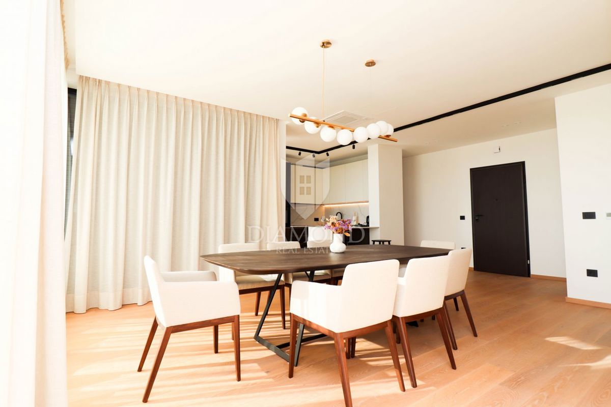 Poreč, Dintorni – Attico Esclusivo con Vista Panoramica