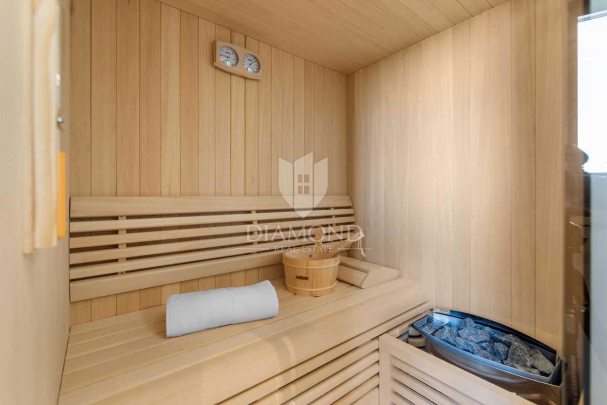 Poreč, Dintorni – Attico Esclusivo con Vista Panoramica