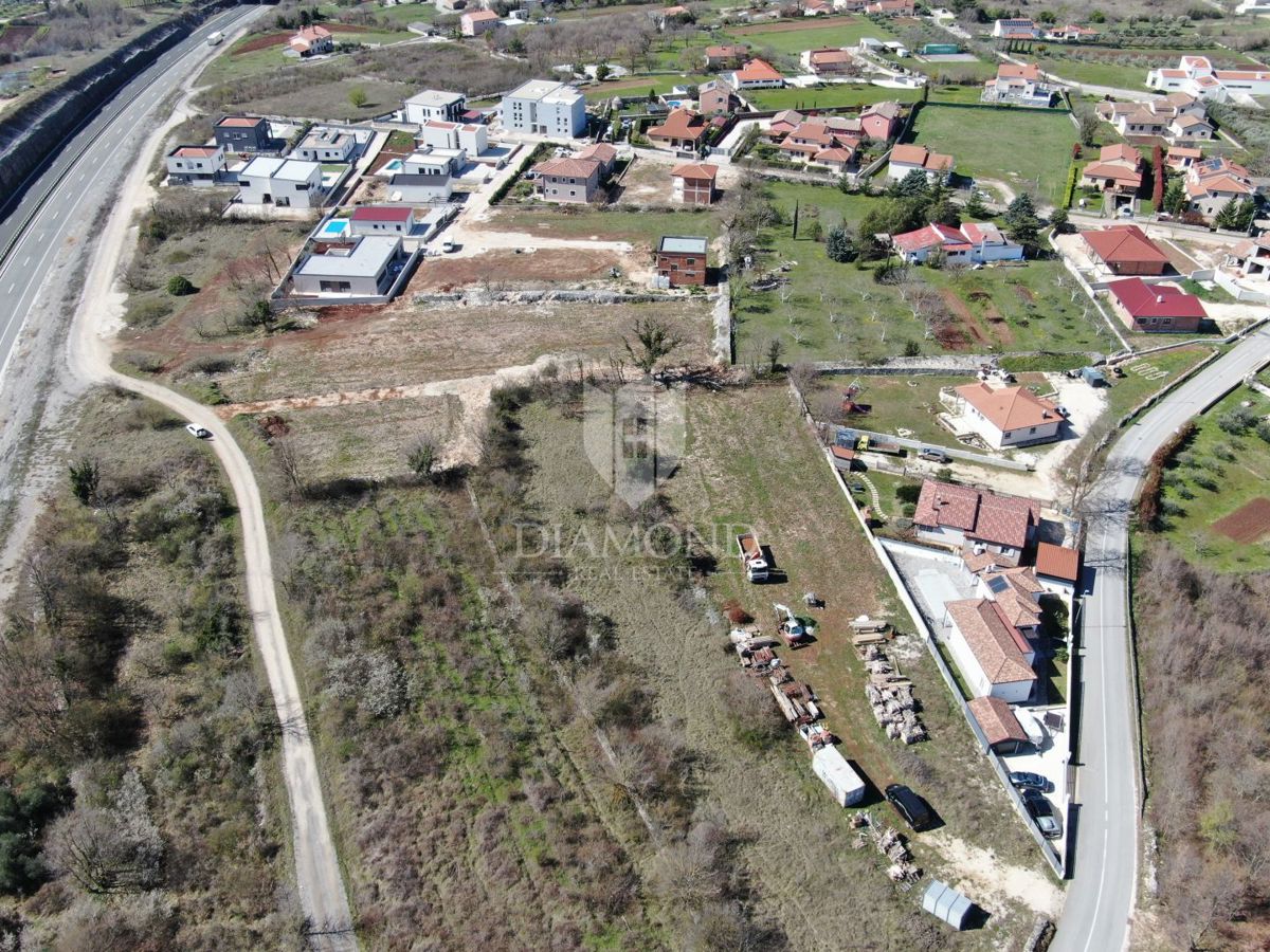 Ampio terreno edificabile vicino al centro di Kanfanar